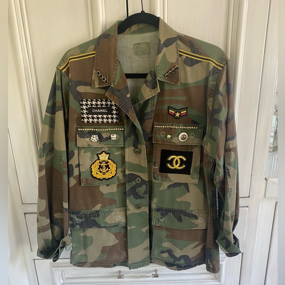 Vintage army shirt with buttons and patches